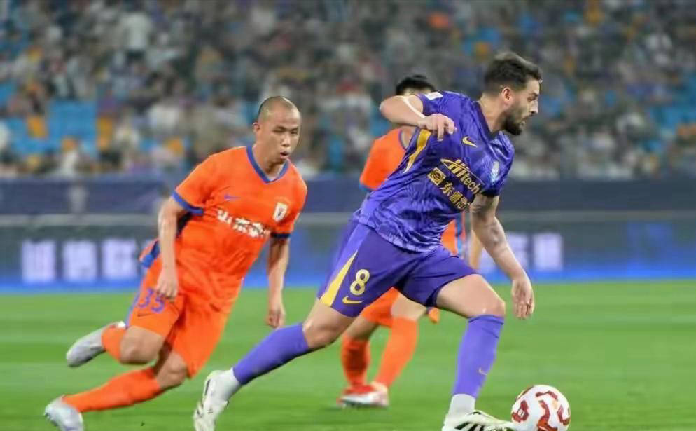 纷争激烈的赛事中球员展现出色表现，惊险一幕的简单介绍